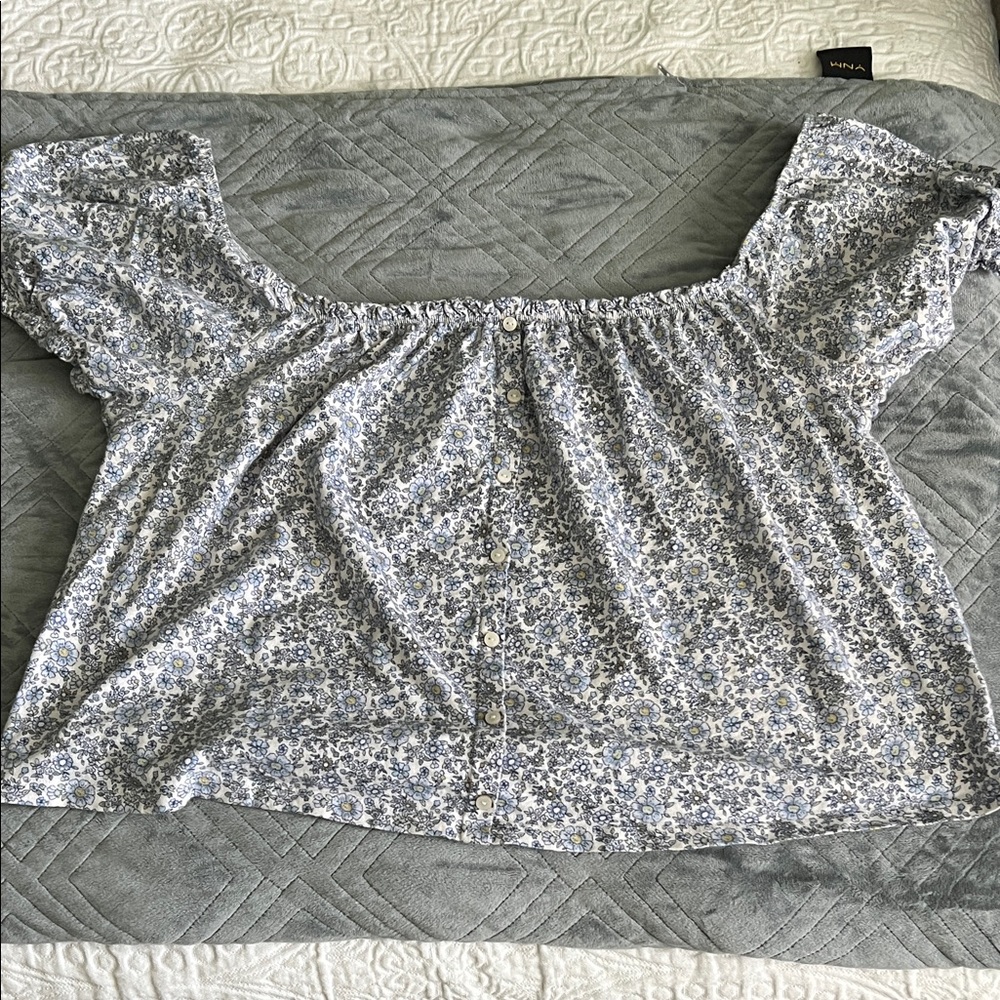 American Eagle - Floral Off-Shoulder Blouse in Light Blue and White